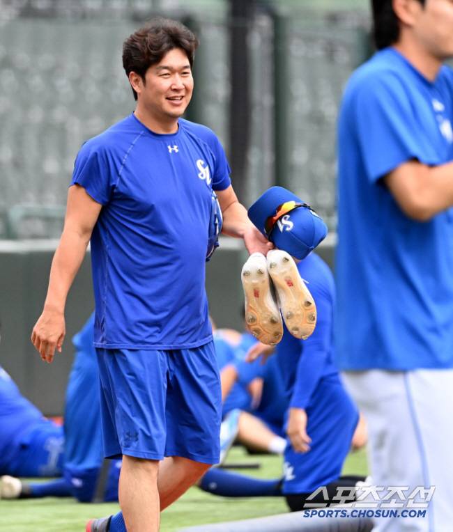 삼성 송은범이 롯데 선수단에 인사를 하고 있다. 부산=허상욱 기자 wook@sportschosun.com