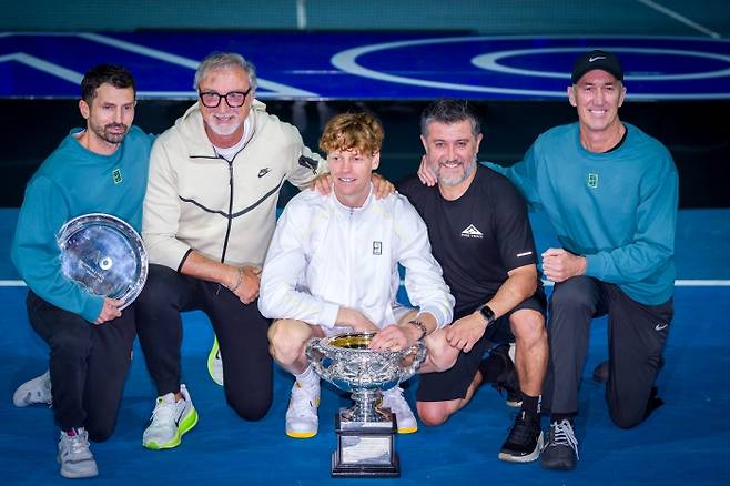 호주오픈 우승 후 자신의 팀과 함께 포즈를 취한 야닉 시너(사진 GettyimagesKorea)
