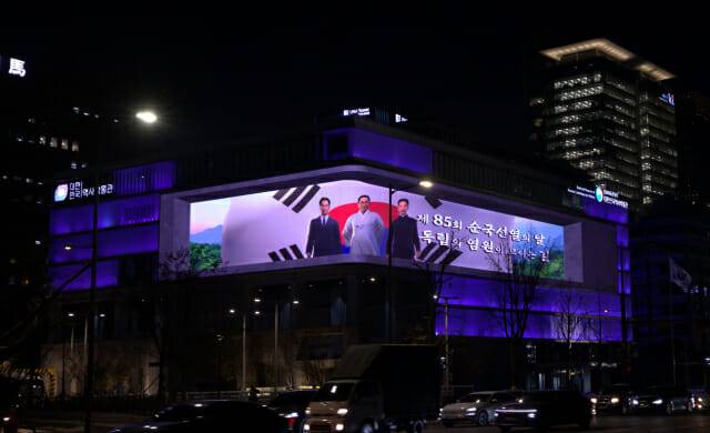 아크릴이 제작한 김구 등 디지털 역사 인물들이 광화문 대형 전광판에서 소개되고 있는 모습