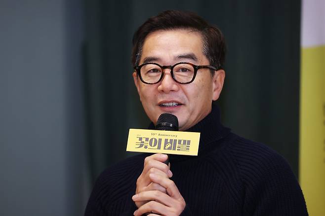 내달 8일 개막 예정인 연극 '꽃의 비밀' 간담회에 참석해 질문에 답하는 연출가 장진. 작가이자 영화감독으로도 자신만의 스타일을 구축해온 그가 코미디 연극으로 대학로에 돌아온다. /연합뉴스