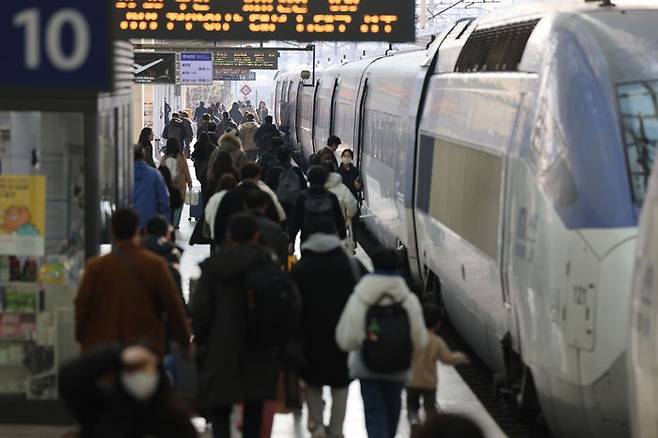 설 연휴를 앞둔 24일 오후 서울역에서 시민 및 귀성객들이 열차에 오르고 있다. ⓒ연합뉴스