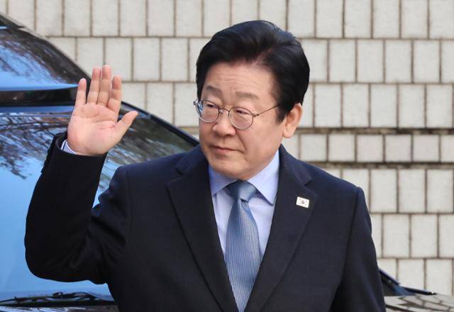 이재명 더불어민주당 대표가 23일 서울 서울고등법원에서 열린 공직선거법 위반 사건 항소심 첫 재판에 출석하며 지지자들에게 인사하고 있다. 연합뉴스