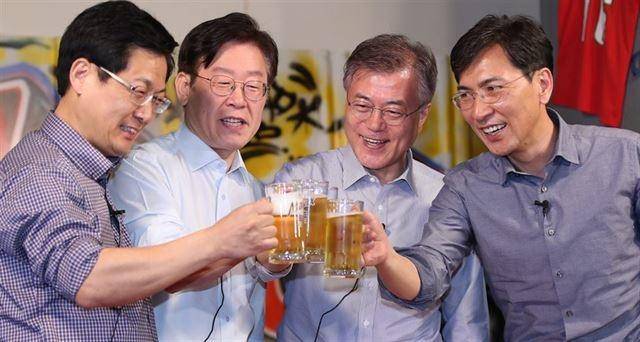 2017년 4월 8일 더불어민주당 경선 직후 경선주자였던 최성(왼쪽부터) 고양시장과 이재명 성남시장, 문재인 대통령과 안희정 충남지사가 호프집에서 만나 건배를 나누며 화합을 다짐했다. 연합뉴스