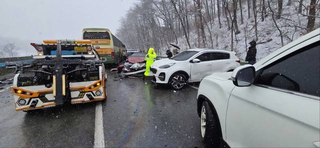 ▲27일 오전 11시 20분쯤 원주 가현동 원주IC 인근 2km 전방 영동고속도로(강릉방향)에서 차량이 뒤엉키는 추돌사고가 발생해 일대가 정체를 빚고 있다.