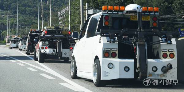 고속도로에 대기 중인 견인 차량들. 경기일보DB