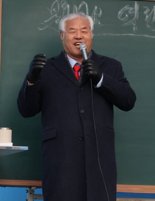 19일 오전 서울 동화면세점 인근 세종대로에서 전광훈 사랑제일교회 목사가 광화문 전국 주일 연합 예배에 참석해 발언하고 있는 모습. 연합뉴스