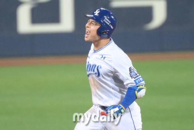 삼성 김헌곤이 2024년 10월 15일 대구 삼성라이온즈파크에서 열린 '2024 프로야구 KBO 포스트 시즌' 삼성라리온즈와 LG트윈스 플레이오프(PO) 2차전 경기 5회말 2사 1루에 투런포를 쳤다./마이데일리