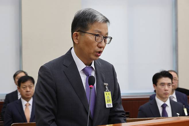 지난달 5일 국회에서 윤석열 대통령의 비상계엄 선포·해제 경위와 관련 현안 질의를 위해 열린 행정안전위원회 전체회의에서 우종수 국가수사본부장이 발언하고 있다. [연합]