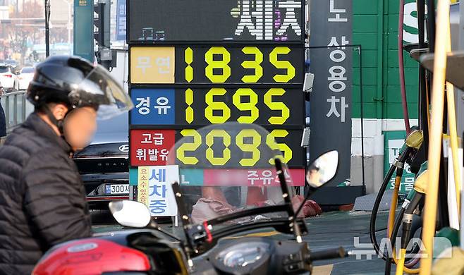 [서울=뉴시스] 추상철 기자 = 21일 오후 서울시내 한 주유소 가격 안내판에 휘발유 가격이 1835원을 나타내고 있다. 서울 주유소 휘발유 평균 가격이 리터당 1800.74원으로 1년 2개월만에 1800원대를 넘어선 것으로 나타났다. 2025.01.21. scchoo@newsis.com