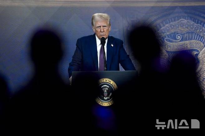 [다보스=AP/뉴시스]콜롬비아가 도널드 트럼프 미국 대통령의 고율 관세 부과에 맞대응하기로 했다. 사진은 트럼프 대통령이 지난 23일(현지 시간) 스위스 다보스에서 열린 세계경제포럼(WEF·다보스포럼)에 화상으로 참석해 발언하는 모습. 2025.01.27.