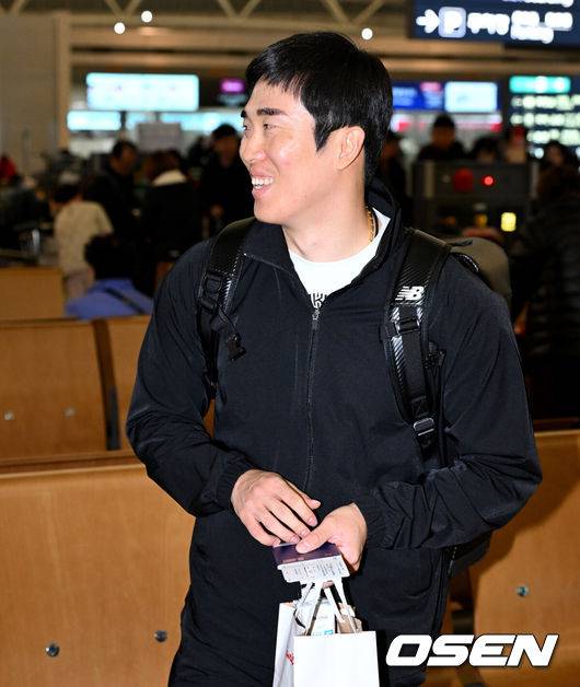 [OSEN=인천공항, 지형준 기자] KT 위즈 선수단이 26일 오전 인천국제공항을 통해 전지훈련지인 호주로 출국했다.KT 이강철호는 호주 질롱과 일본 오키나와에서 스프링캠프를 실시, 2025시즌을 향한 본격적인 담금질에 돌입한다KT 허경민이 출국을 준비하며 미소짓고 있다. 2025.01.26 / jpnews@osen.co.kr