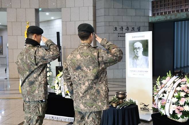 전쟁기념사업회가 2025년 1월 호국 인물로 지청천 장군을 선정한 가운데 서울 용산 전쟁기념관 2층 중앙홀에 설치된 장군의&nbsp;사진&nbsp;앞에서 현역 군인들이 추모의 뜻으로 거수경례를 하고 있다. 전쟁기념사업회 제공