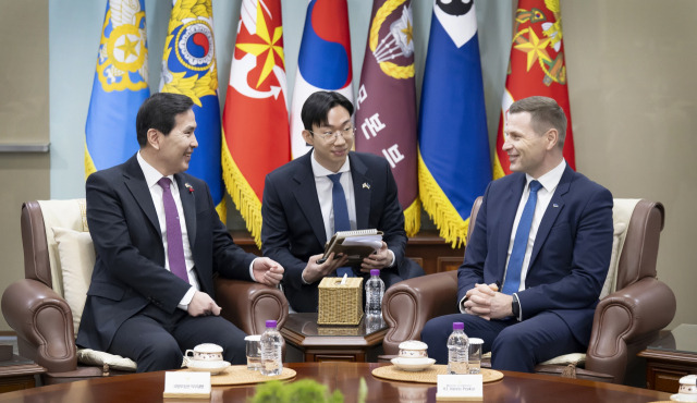 김선호(왼쪽) 국방장관 직무대행이 한노 페브쿠르 에스토니아 국방장관과의 회담에서 협력 강화 방안에 대한 의견을 나누고 있다. /사진제공=국방부