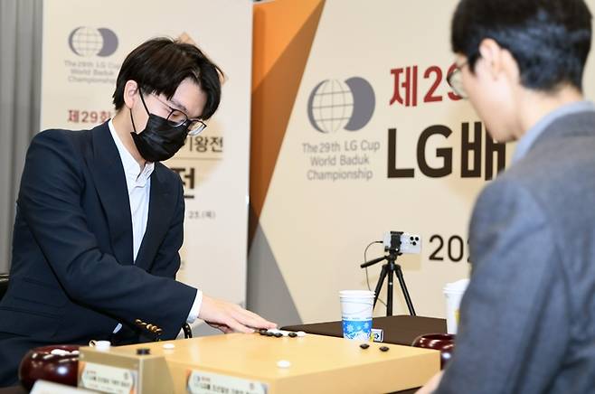 커제 9단(왼쪽)이 22일 서울 성동구 마장로 한국기원 신관에서 열린 제29회 LG배 결승 3번기 2국에서 변상일 9단과 대국하고 있다.   한국기원 제공