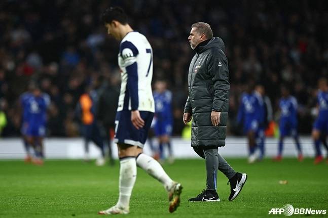 경기 후 고개를 푹 숙인 손흥민(왼쪽). /AFPBBNews=뉴스1