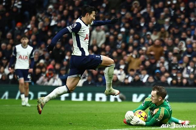 손흥민(왼쪽)이 26일(한국시간) 영국 런던의 토트넘 홋스퍼 스타디움에서 열린 2024~2025시즌 EPL 23라운드 레스터 시티전에서 상대 골키퍼를 뛰어넘으려 하고 있다. /AFPBBNews=뉴스1