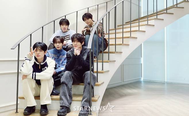 엔시티 위시(NCT WISH)가 서울 성동구 SM엔터테인먼트 사옥에서 진행된 '제 9회 아시아 아티스트 어워즈'(The 9th Asia Artist Awards, 이하 'AAA 2024')' 수상 인터뷰에 앞서 포즈를 취하고 있다.  /사진=김창현 chmt@