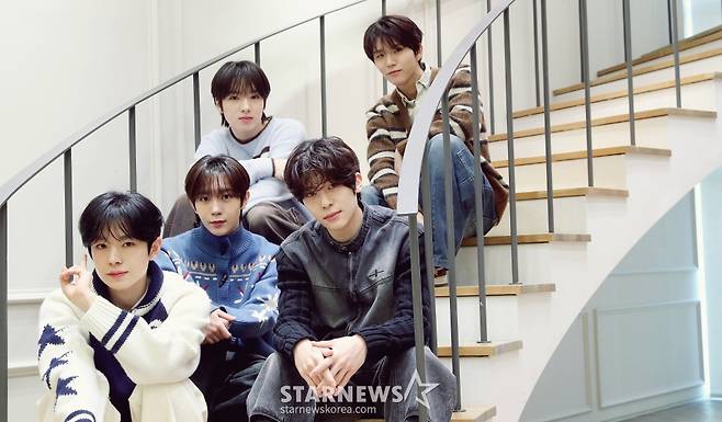 엔시티 위시(NCT WISH)가 서울 성동구 SM엔터테인먼트 사옥에서 진행된 '제 9회 아시아 아티스트 어워즈'(The 9th Asia Artist Awards, 이하 'AAA 2024')' 수상 인터뷰에 앞서 포즈를 취하고 있다./사진=김창현 chmt@