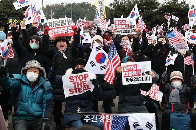 윤석열 대통령 지지자들이 지난 1월 16일 경기 의왕시 서울구치소 앞에서 탄핵 반대를 주장하는 집회를 열고 있다. 정효진 기자