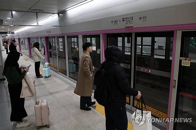 ‘GTX-A 운정중앙∼서울역 구간, 운행 시작’ (서울=연합뉴스) 윤동진 기자 = 29일 수도권 광역급행철도 GTX-A 연신내역의 모습. 국내에서 두 번째로 개통한 GTX 노선인 운정중앙∼서울역 구간은 지난 28일 오전 운행을 시작했다. 2024.12.29 mon@yna.co.kr
