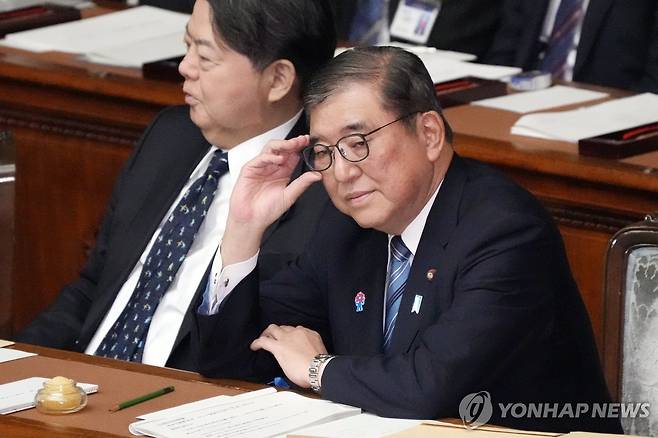 이시바 시게루 일본 총리(오른쪽)와 하야시 요시마사 관방장관 [AP 연합뉴스 자료사진. 재판매 및 DB 금지]