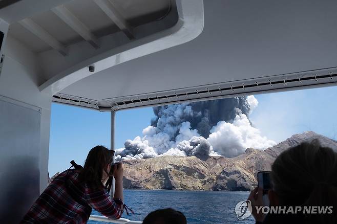 뉴질랜드 화이트화산 관광 뉴질랜드 화이트 화산 폭발을 지켜보는 관광객들
[AP 연합뉴스 자료사진. 재판매 및 DB 금지]
