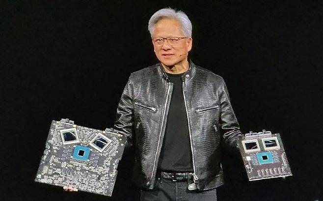 젠슨 황 엔비디아 최고경영자(CEO) 가 엔비디아의 최신 인공지능(AI) 칩 ‘블랙웰’을 선보이고 있다. (사진=엔비디아 제공)