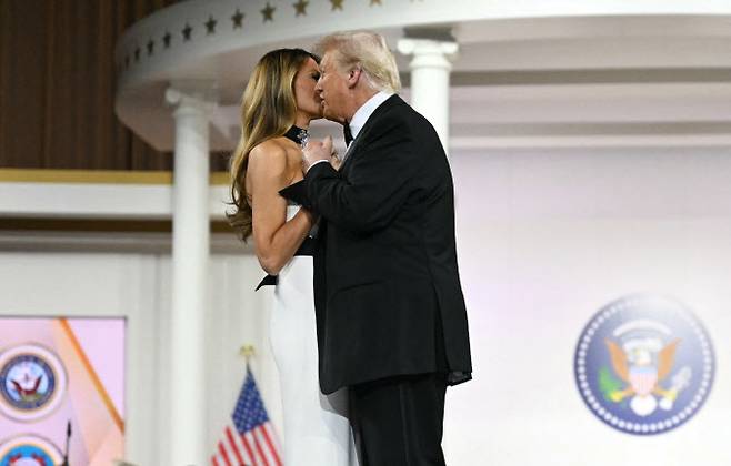 도널드 트럼프 미국 대통령이 아내인 멜라니아 트럼프와 20일(현지시간) 워싱턴DC 월터 E. 워싱턴 컨벤션센터에서 열린 취임 무도회에서 춤을 추고 있다.(사진=AFP)