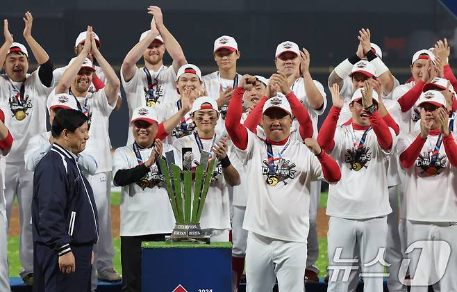 28일 오후 광주 기아챔피언스필드에서 열린 프로야구 '2024 신한 SOL 뱅크 KBO 포스트시즌' 한국시리즈 5차전 삼성 라이온즈와 KIA 타이거즈의 경기에서 7대5로 승리하며 통합 우승을 차지한 KIA 이범호 감독이 주먹을 불끈 쥐고 있다. 2024.10.28/뉴스1 ⓒ News1 장수영 기자
