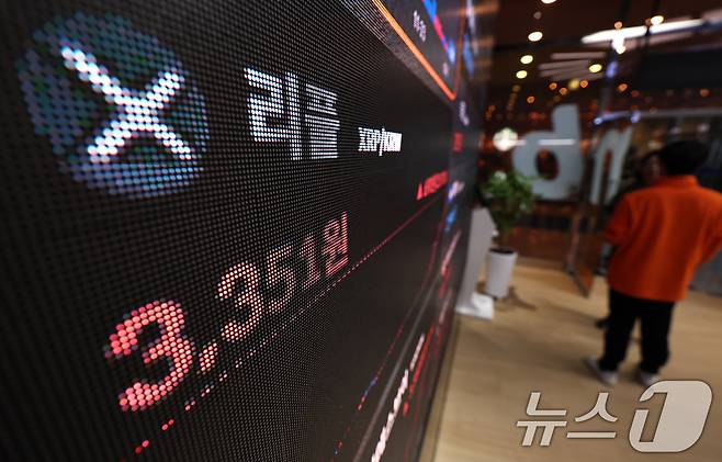 지난달 2일 오후 서울 강남구 빗썸라운지에 설치된 가상자산(암호화폐) 현황 전광판에 리플이 급등세를 보이고 있다.  2024.12.2/뉴스1 ⓒ News1 구윤성 기자