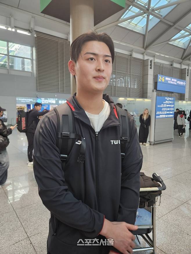 LG 허용주가 23일 인천국제공항에서 2025 스프링캠프 출국을 앞두고 인터뷰에 응했다. 인천국제공항 | 김동영 기자 raining99@sportsseoul.com