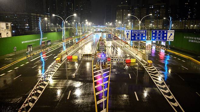 외곽으로 통하는 주요 도로부터 차단되며 도시 전체가 봉쇄되었다