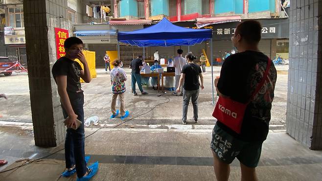 우한 등 중국 내 여러 도시의 시민들은 정기적으로 코로나19 검사를 하고, 또 검사 결과 음성이 나와야 상점, 식당, 대중교통을 이용할 수 있었다