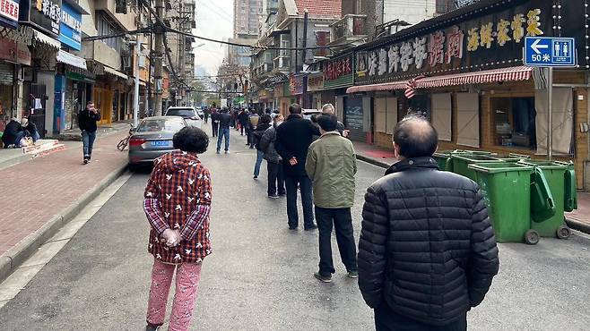 도시 내 코로나19 검사 센터마다 많은 사람들이 몰려들었고, 그만큼 오래 대기해야 했다