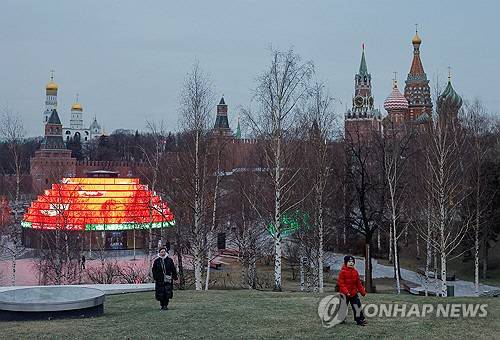 눈이 없는 모스크바 자랴디예 공원을 걷는 모스크바 시민들. 로이터 연합뉴스