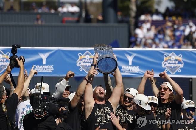 월드시리즈 우승 축하행사에서 트로피 들고 기뻐하는 클레이턴 커쇼와 다저스 선수들_[EPA=연합뉴스. 재판매 및 DB 금지]