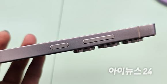 갤럭시S25 울트라의 우측 하단에 자리한 'AI 버튼'을 꾹 누르면 제미나이와 대화가 시작된다. [사진=박지은 기자]