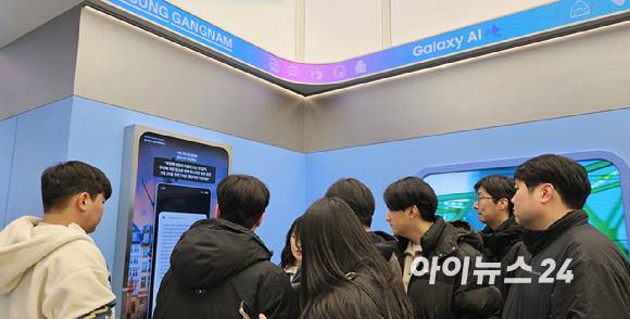 26일 삼성 강남 1층에 마련된 AI 기능 체험 공간에 방문객들이 북적이고 있다. [사진=박지은 기자]