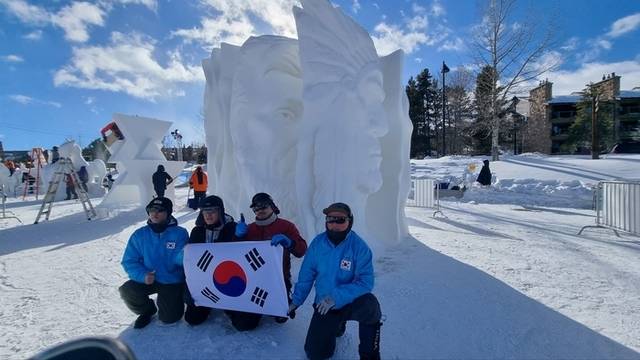 ▲ 삼척 출신 조각가 홍순태 조형작가팀이 최근 미국에서 열린 국제 눈조각 선수권 대회에서 한국 대표로 참가해 당당히 1위를 차지했다. 이 대회는 세계 3대 눈조각 대회로 손꼽힌다.