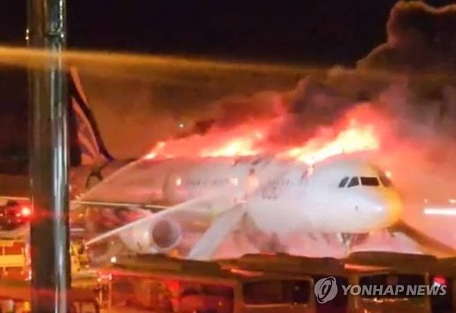 1월 28일 오후 10시 30분께 김해공항에서 홍콩행 에어부산 항공기 꼬리 부분에서 불이 나 소방 당국이 진화 작업을 벌이고 있다. 사진=연합뉴스
