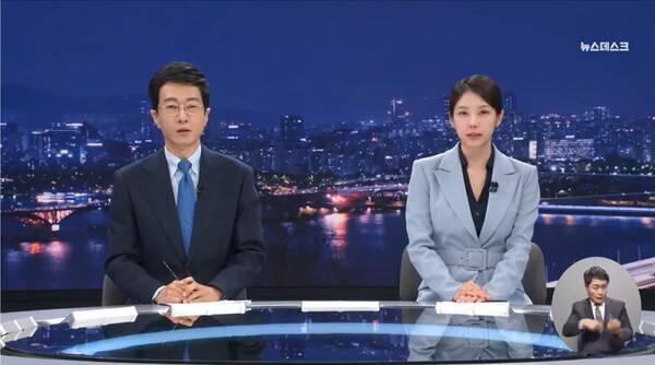 ▲김초롱(오른쪽) 김경호 MBC 앵커가 26일 윤석열 대통령의 구속기소를 두고 체포와 구속, 기소 하나도 피하지 못했다면서 역사적 심판은 더욱 냉혹할 것이라고 비판하고 있다. 사진=MBC 뉴스데스크 영상 갈무리