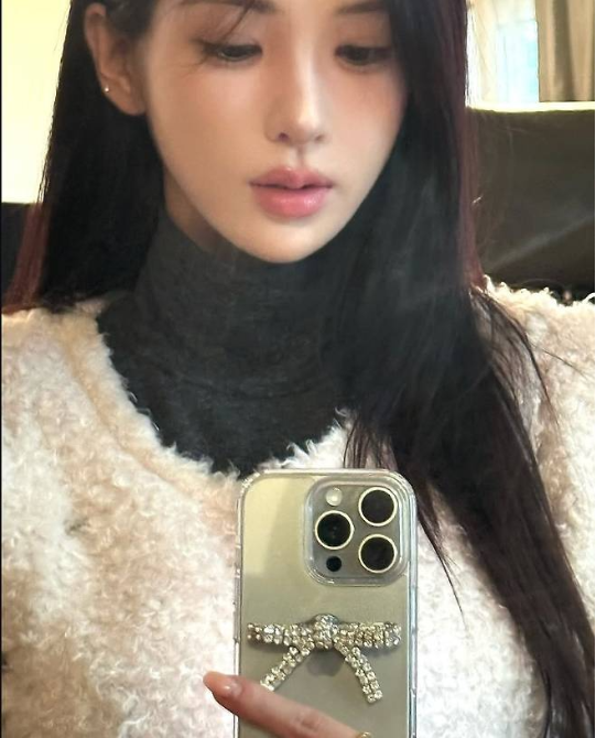 강다은은 따뜻하면서도 세련된 크림 퍼 룩과 사랑스러운 디테일이 돋보이는 스타일링으로 팬들의 감탄을 자아냈다.사진=강다은 SNS