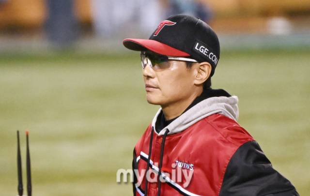 LG 염경엽 감독이 2024년 10월 17일 오후 서울 잠실야구장에서 진행된 '2024 프로야구 KBO리그 포스트시즌' 플레이오프 3차전 LG트윈스와 삼성라이온즈의 경기에서 1-0으로 승리한 뒤 덕아웃으로 향하고 있다./마이데일리