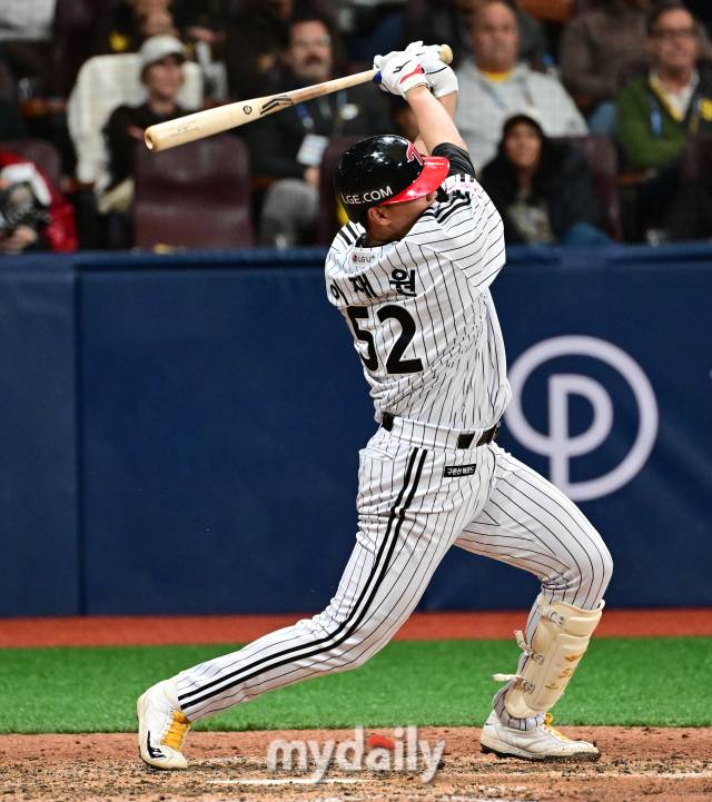 2024년 3월 18일 서울 고척스카이돔에서 ‘메이저리그 월드투어 서울시리즈 2024’ 스페셜 매치 LG 트윈스와 샌디에이고 파드리스의 경기에 열렸다. LG 이재원이 9회말 1사 1루서 샌디에이고 고우석을 상대로 투런홈런을 치고 있다./마이데일리