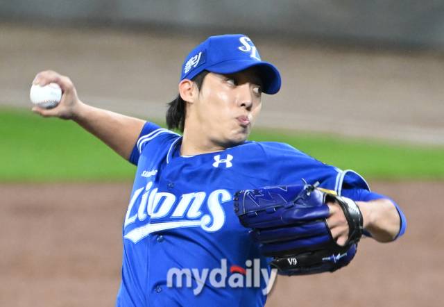 21일 오후 광주광역시 임동 광주기아챔피언스필드에서 진행된 '2024 프로야구 KBO리그 포스트시즌' 한국시리즈 1차전 KIA타이거즈와 삼성라이온즈와의 경기. 삼성 원태인이 역투하고 있다./광주=송일섭 기자 andlyu@mydaily.co.kr