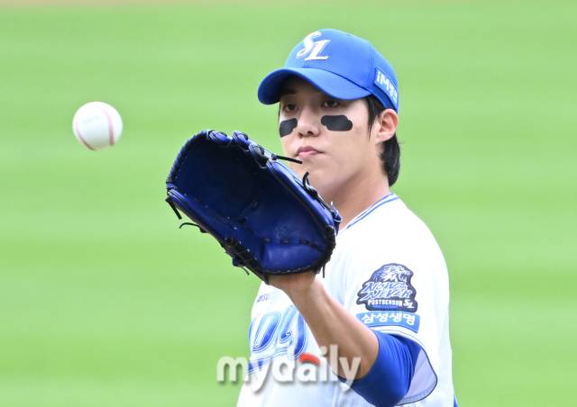 26일 오후 대구광역시 연호동 대구삼성라이온즈파크 에서 진행되는 '2024 프로야구 KBO리그 포스트시즌' 한국시리즈 4차전 삼성라이온즈와 KIA타이거즈의 경기. 삼성 원태인이 선발등판 하고 있다./광주=송일섭 기자 andlyu@mydaily.co.kr