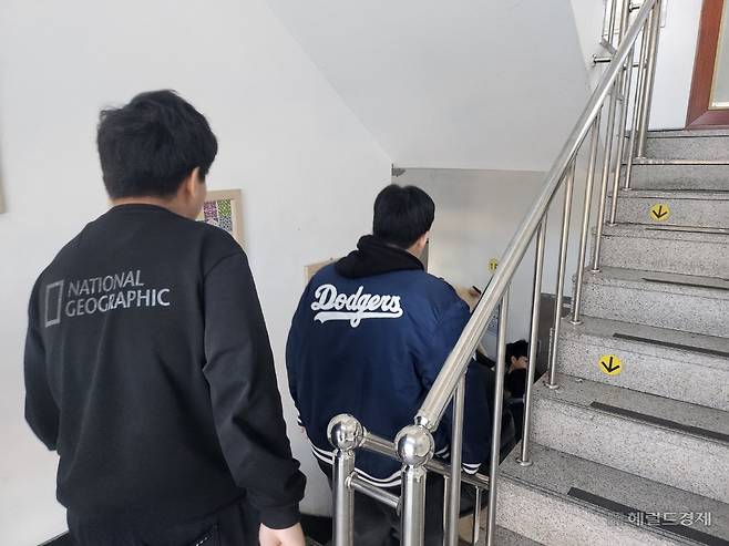 지구촌학교에서 학생들이 계단을 내려가고 있다. 박혜원 기자