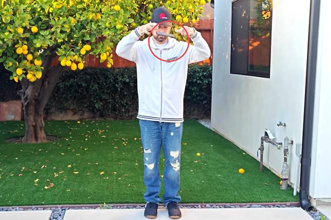 한 남성이 삼성 갤럭시 S24의 내구성을 테스트하기 위해 머리 높이에서 제품을 떨어뜨리고 있다. 올해 선보인 갤럭시 S25 울트라에는 모바일용 글래스 세라믹 커버 소재인 ‘코닝 고릴라 아머 2’를 적용해 높은 곳에서도 떨어져도 손쉽게 파손되지 않을 정도로 내구성이 더욱 강화됐다. [PBKreviews 유튜브 갈무리]