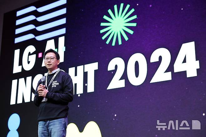 [서울=뉴시스]배경훈 LG AI연구원장이 지난 11월 열린 LG AI 인사이트 2024에서 한 해 동안의 연구 성과를 발표하고 있다. (사진 = LG) 2024.12.09. photo@newsis.com