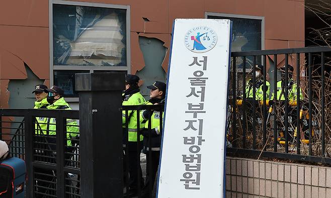 19일 윤석열 대통령 지지자들의 폭력 사태가 벌어진 서울 마포구 서울서부지방법원의 현판이 파손돼 있다. 뉴시스